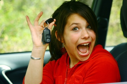 chica adolescente orgulloso de conducir un coche